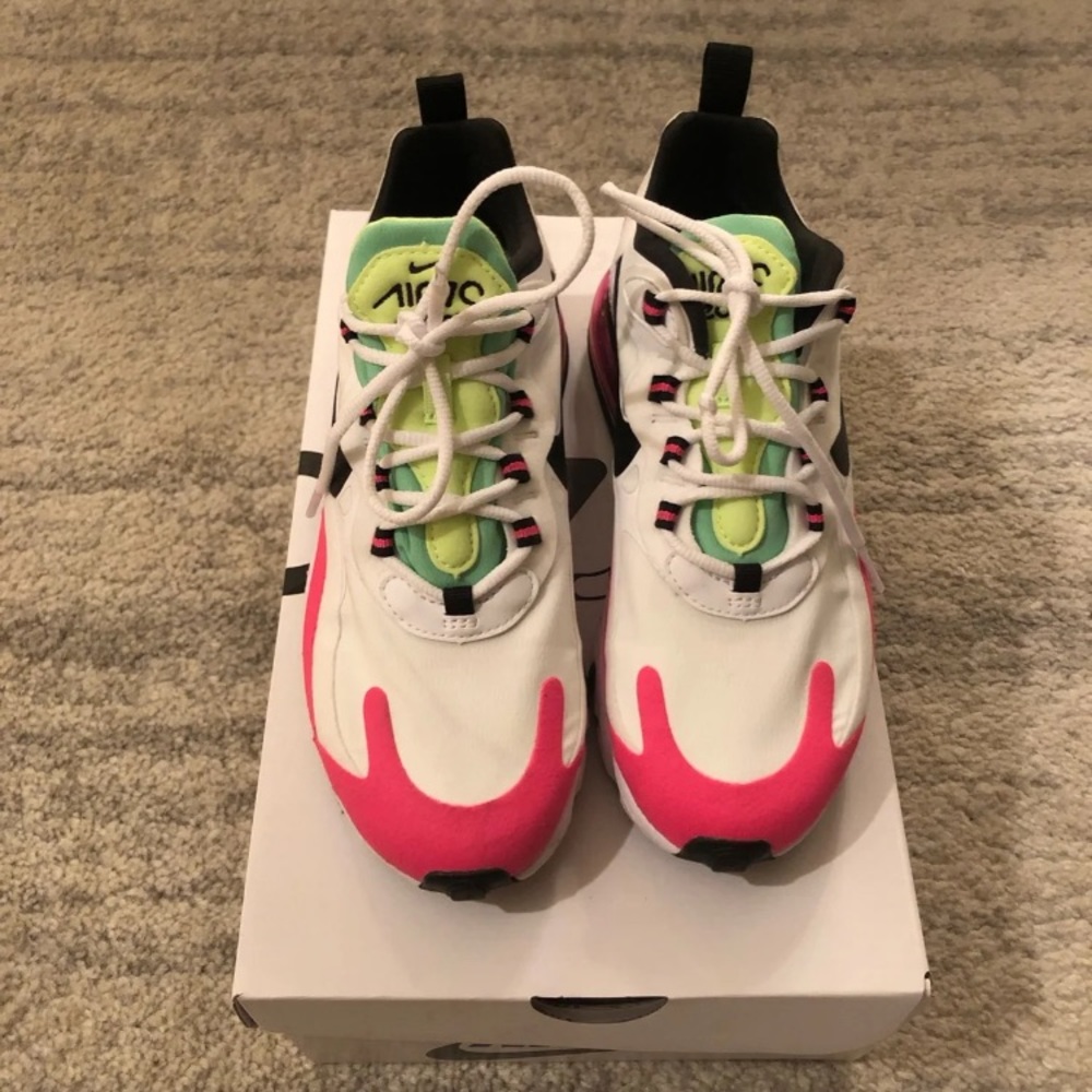 Size 6 women’s nike air max 270